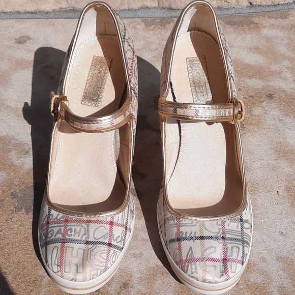 Coach Casandra white signature pattern heels 8 - Picture 7 of 9